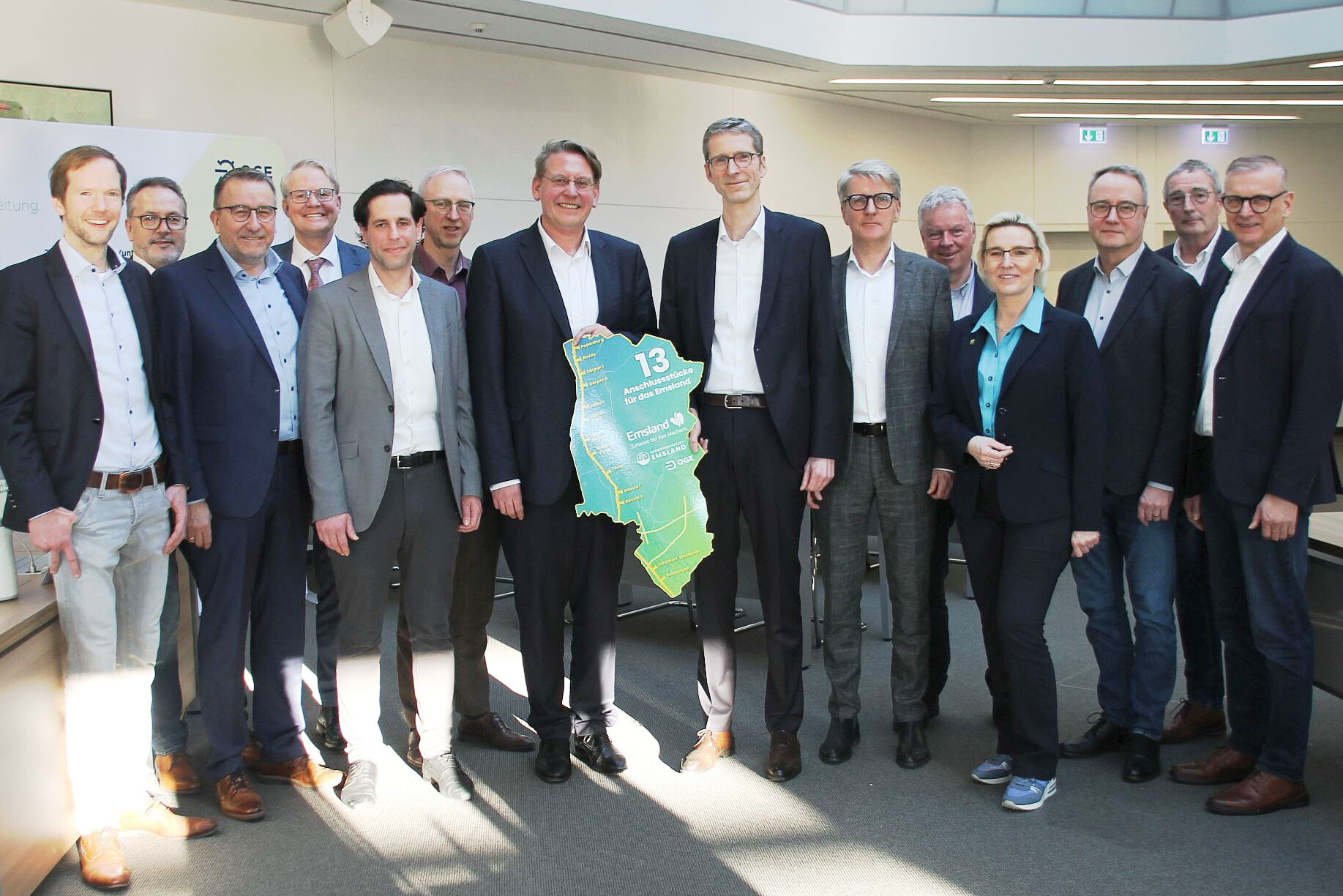Offizielle Unterzeichnung der Anbindung des Landkreises Emsland an den Nordsee-Ruhr-Link III mit Vertretern aus der Kommunalpolitik und Unternehmen.